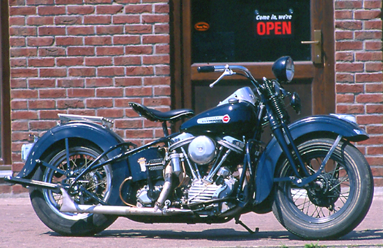 Harley-Davidson "Panhead" von 1948 mit Springergabel und Starrrahmen