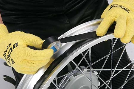 Motorrad-Technik Reifenwechsel mit Schlauch ein Bericht von
