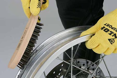 Motorrad-Technik Reifenwechsel mit Schlauch ein Bericht von